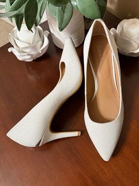 Calvin Klein White Textured Pointed Toe Stiletto Heels Size 7
